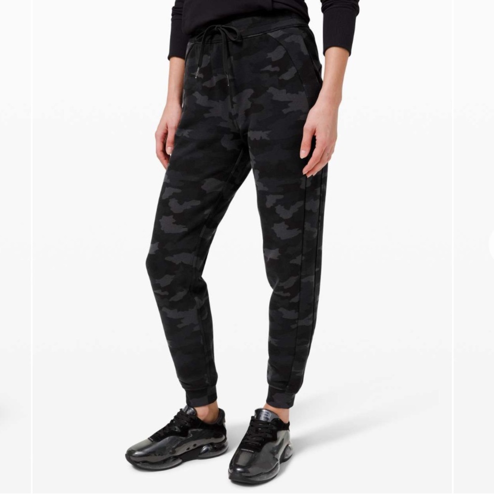 Lululemon Athletica Scuba High Rise Fleece 28” Black Camo Joggers Size 2
